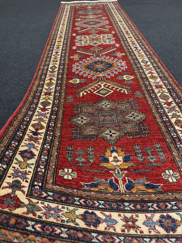 Handknuten fine Kazak‑matta — 308 × 83 cm