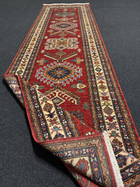 Handknuten fine Kazak‑matta — 308 × 83 cm