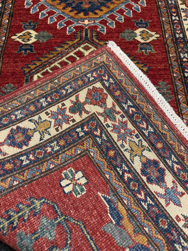 Handknuten fine Kazak‑matta — 308 × 83 cm