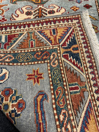 Handknuten fine Kazak‑matta — 129 × 87 cm