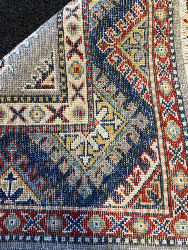 Handknuten fine Kazak‑matta — 138× 97 cm