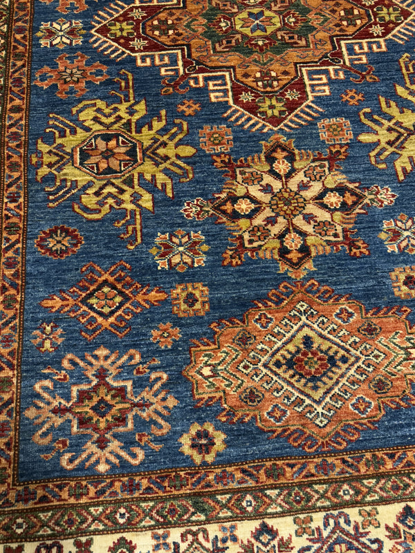 Handknuten fine Kazak‑matta — 242× 175 cm