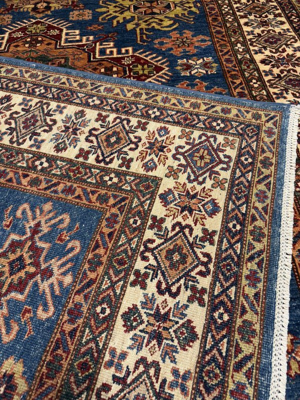 Handknuten fine Kazak‑matta — 242× 175 cm
