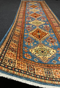 Handknuten fine Kazak‑matta — 303 ×100 cm