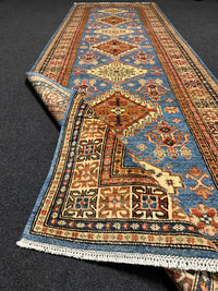 Handknuten fine Kazak‑matta — 303 ×100 cm